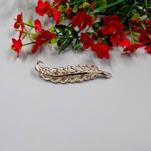 Minimalist Gold Toned Leaf Vintage Y2K Brooch